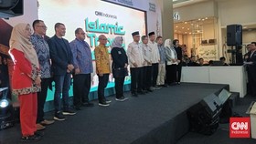 Menteri Umrah dan Haji Mochamad Irfan Yusuf dan President Direktur CNN Indonesia Titin Rosmasari membuka CNN Indonesia Islamic Travel Connect 2026