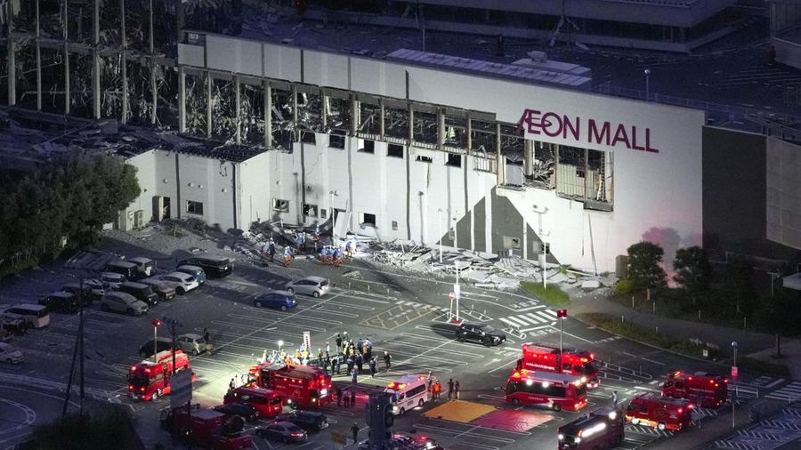 Foto udara menunjukkan pusat perbelanjaan Aeon Mall nan rusak, tempat menurut media lokal terjadi ledakan setelah gempa bumi dengan magnitudo awal 7,1 melanda prefektur Kumamoto selatan Jepang, di Kota Kashima, Prefektur Kumamoto, 28 Juli 2026, dala