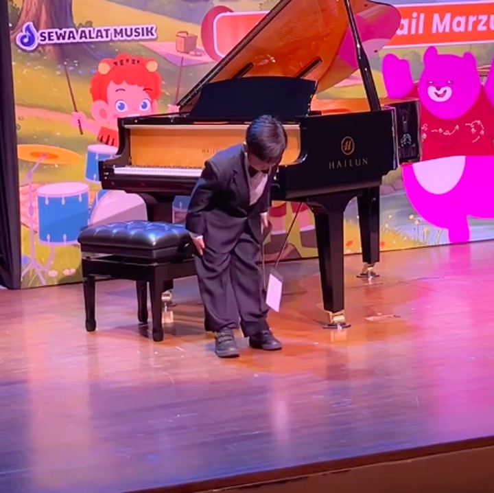 <p>Dalam acara ini, Gala menunjukkan bakatnya bermain piano, Bunda. Gala memainkan piano dengan begitu percaya diri di atas panggung dan di hadapan para penonton. Dalam penampilannya ini, Gala terlihat tampan mengenakan setelan jas hitam. (Foto: Instagram @dewizuhriati)</p>
