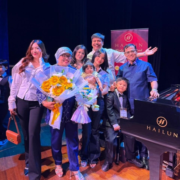 <p>Penampilan memukai Gala saat bermain piano ini dibagikan oleh sang nenek, Dewi Zuhriati, di Instagram. Ibunda selebgram Fujianti Utami Putri ini terlihat begitu bahagia dan bangga dengan penampilan sang cucu di atas panggung. "<em>Our little pianist. Gala&rsquo;s first piano performance</em>," tulisnya di Instagram. (Foto: Instagram @dewizuhriati)</p>