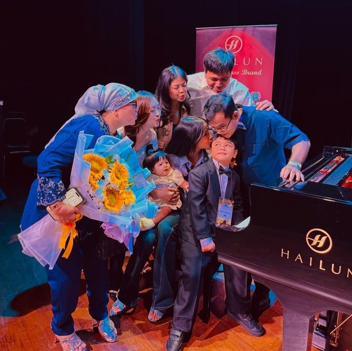 <p>Unggahan Dewi ini banyak mendapat komentar positif dari netizen. Beberapa di antaranya memuji penampilan Gala yang berhasil bermain piano di atas panggung. "Hebat nya Gala sayang pintar, sukses selalu, sukses dunia dan akhirat, Aamiin YRA," tulis @sel***. "Galaaaaa... kereeen... hebaaaat," ujar @id***. "Bangganya. Gala bakal jadi pianis dan musikus hebat kelak," kata akun @yo***. (Foto: Instagram @dewizuhriati)</p>