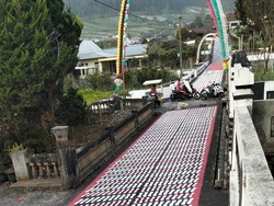 Keren! Warga Dusun Mener Karanganyar Ramai-ramai Mural Jalan Sambut HUT RI