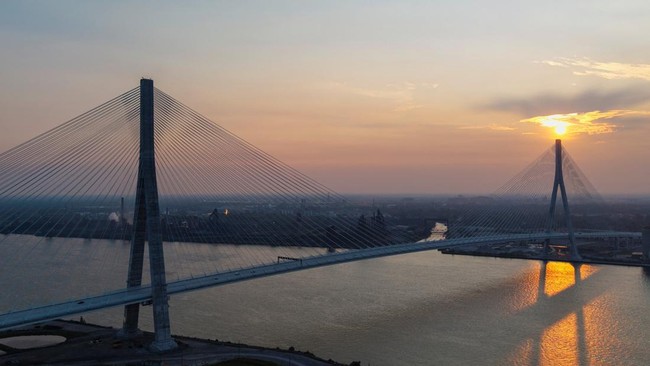 A drone view shows vehicles crossing the $4.7 billion Gordie Howe International Bridge, connecting Windsor, Ontario and Detroit, Michigan, on its opening day in Windsor, Ontario, Canada, July 27, 2026. REUTERS/Carlos Osorio
