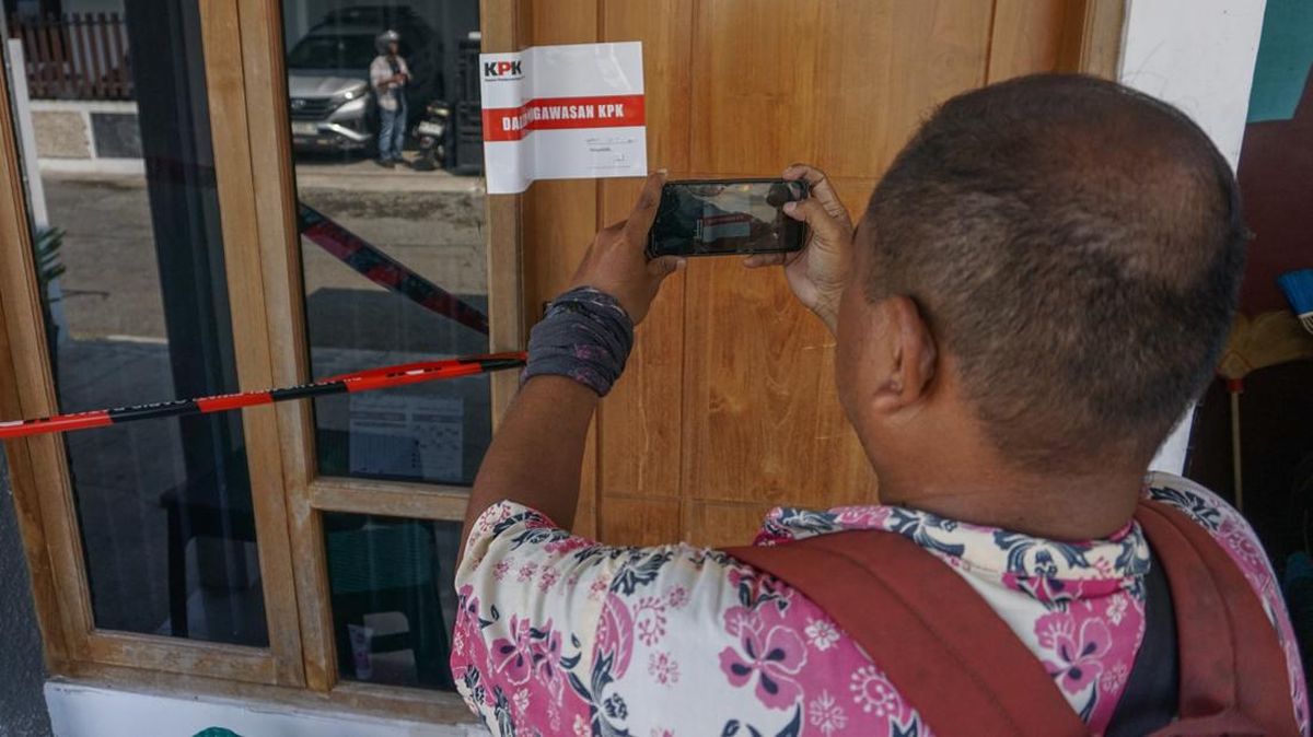 Terjaring OTT, Istri Bupati Pemalang Tiba di KPK dengan Bus