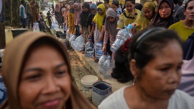 Warga mengantre untuk mendapatkan air bersih saat penyaluran bantuan air bersih di Desa Margasari, Tigaraksa, Kabupaten Tangerang, Banten, Selasa (28/7/2026). Pemerintah Provinsi Banten mencatat sebanyak 140 titik di tujuh kabupaten dan kota di Bante