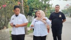 Celetukan 'cie curhat' keluar dari mulut Lurah Paya Pasir, Syerly, ke warga yang sedang mengadu kepada Walkot Medan, Rico Waas, soal penerangan jalan.