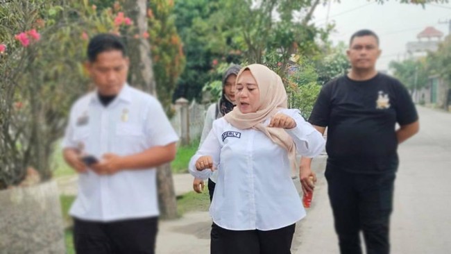 Celetukan 'cie curhat' keluar dari mulut Lurah Paya Pasir, Syerly, ke warga yang sedang mengadu kepada Walkot Medan, Rico Waas, soal penerangan jalan. 