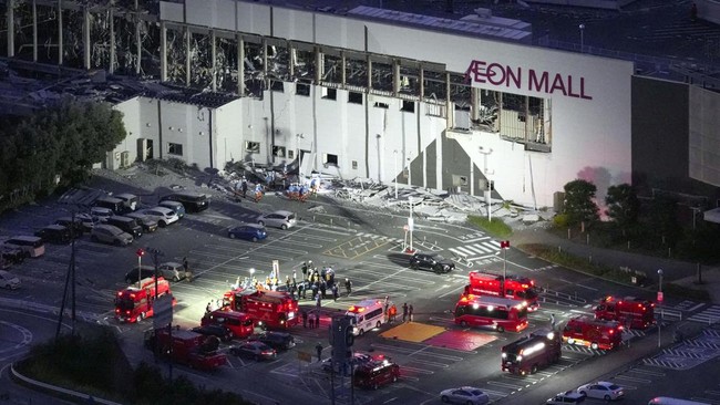 An aerial view shows the damaged Aeon Mall shopping centre, where, according to local media, an explosion occurred after an earthquake with a preliminary magnitude of 7.1 struck Japan's southern Kumamoto prefecture, in Kashima Town, Kumamoto Prefectu