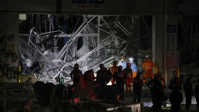Rescue workers conduct a search and rescue operation at the damaged Aeon Mall shopping centre, where, according to local media, an explosion occurred after an earthquake with a preliminary magnitude of 7.1 struck Japan's southern Kumamoto prefecture,