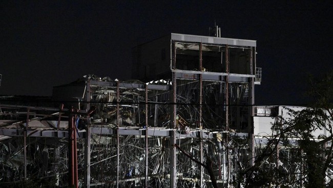 The damaged Aeon Mall shopping centre, where, according to local media, an explosion occurred after an earthquake with a preliminary magnitude of 7.1 struck Japan's southern Kumamoto prefecture, in Kashima Town, Kumamoto Prefecture, Japan, July 28, 2