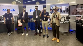 Peserta mencoba Mixed Reality di Studio IMB, Singapura beberapa waktu lalu.