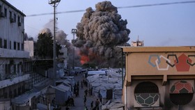 Smoke and flames rise after an Israeli airstrike hit a mosque in Gaza City, July 28, 2026. REUTERS/Dawoud Abu Alkas