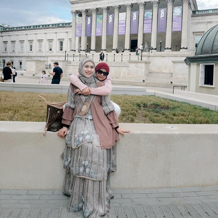 <p>Oki juga mengajak Maryam mengunjungi kampus terkenal di London, yakni University College London (UCL). Keduanya juga sempat mengabadikan kebersamaan di depan gedung UCL. Dalam foto ini, Maryam tampak memeluk sang Bunda. (Foto: Instagram @okisetianadewi)</p>