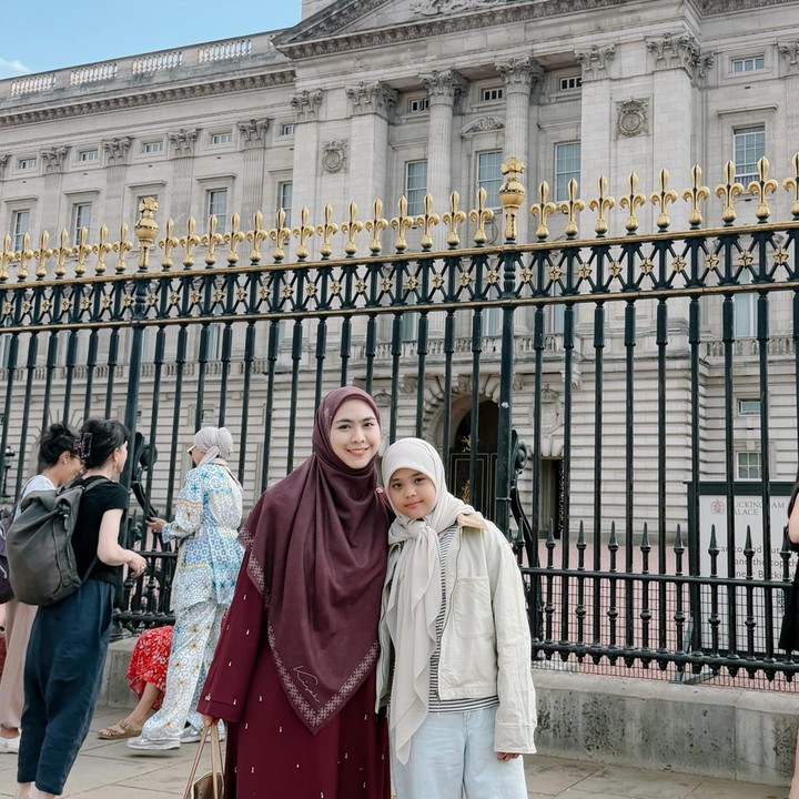 <p>Oki dan Maryam menikmati suasana sore di Buckingham Palace sambil mengabadikan momen di depan bangunan bersejarah ini. "Jalan-jalan sore di Buckingham Palace, with bestie @maryam_nusaibah_abdullah," tulis Oki. (Foto: Instagram @okisetianadewi)</p>