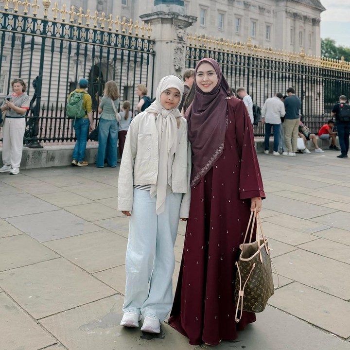 <p>Melalui unggahan di Instagram, Oki membagikan potret kebersamaannya dengan Maryam saat quality time di London. Selama berada di pusat kota di Inggris ini, Oki dan Maryam mengunjungi tempat wisata terkenal. Salah satunya adalah Buckingham Palace, yang merupakan kediaman resmi keluarga Kerajaan Inggris. (Foto: Instagram @okisetianadewi)</p>