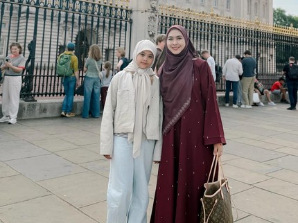 5 Potret Oki Setiana Dewi & Putri Sulung Liburan di London, Ajak ke Kampus UCL