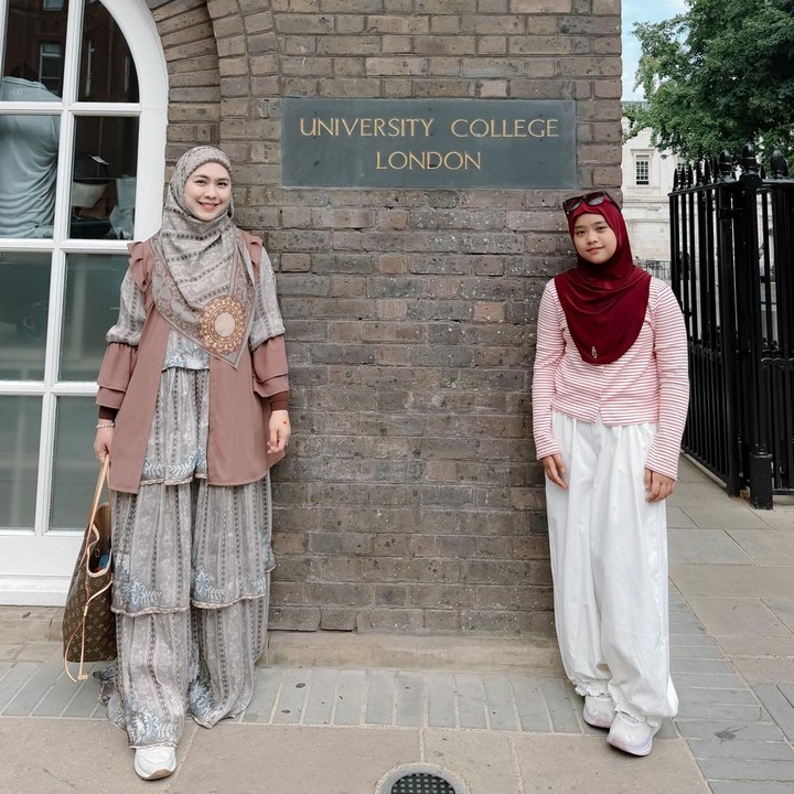 <p>Setiap liburan ke luar negeri, Oki memang selalu menyempatkan diri untuk berkunjung ke universitas, Bunda. Di kunjungan kali ini, Oki tampaknya sengaja mengajak Maryam ke UCL untuk melihat suasana kampus terkenal itu. "Salah satu kunjungan wajib saat Umma berpergian kemanapun adalah ke universitas. Hari ini membawa @maryam_nusaibah_abdullah ke @ucl . Liat dulu, foto-foto dulu, siapa yang tau kelak jadi mahasiswinya beneran," ungkap Oki. (Foto: Instagram @okisetianadewi)</p>
