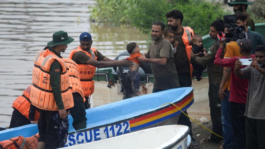 Para petugas Rescue 1122 memindahkan anak-anak setelah mereka, berbareng family mereka, dievakuasi dari wilayah nan terendam banjir akibat hujan monsun, di Ferozwala, Pakistan, 28 Juli 2026.