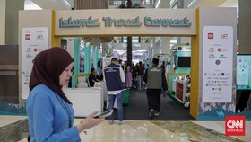 Sejumlah pengunjung menghadiri CNN Indonesia Islamic Travel Connect 2026 di Mosaic Walk, Mall Kota Kasablanka, Tebet, Jakarta, Rabu (29/7). (CNN Indonesia/Febria Adha L)