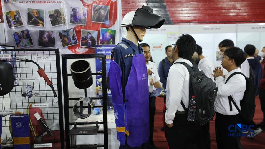 Pencari kerja mencari info lowongan pekerjaan pada aktivitas Job Fair nan digelar Pemkot Jakarta Timur di GOR Ciracas, Jakarta, Rabu (29/7/2026).