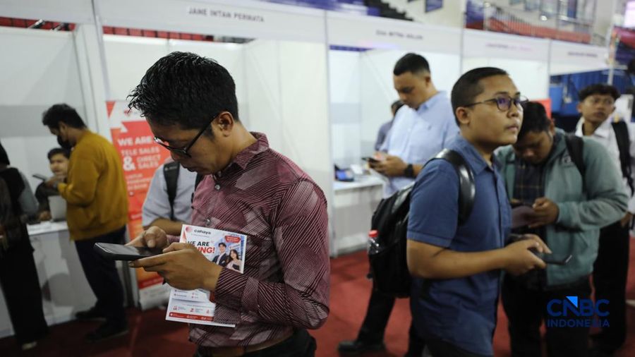 Pencari kerja mencari info lowongan pekerjaan pada aktivitas Job Fair nan digelar Pemkot Jakarta Timur di GOR Ciracas, Jakarta, Rabu (29/7/2026).