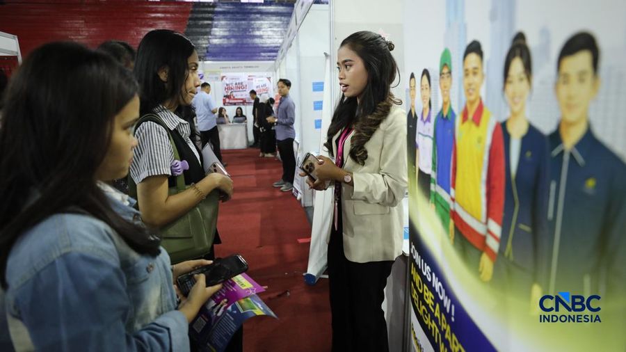 Pencari kerja mencari info lowongan pekerjaan pada aktivitas Job Fair nan digelar Pemkot Jakarta Timur di GOR Ciracas, Jakarta, Rabu (29/7/2026).
