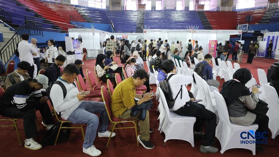 Pencari kerja mencari info lowongan pekerjaan pada aktivitas Job Fair nan digelar Pemkot Jakarta Timur di GOR Ciracas, Jakarta, Rabu (29/7/2026).