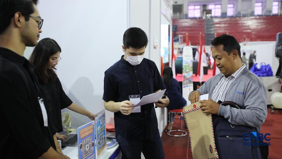 Pencari kerja mencari info lowongan pekerjaan pada aktivitas Job Fair nan digelar Pemkot Jakarta Timur di GOR Ciracas, Jakarta, Rabu (29/7/2026).