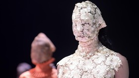 Koleksi teranyar LAKON Indonesia berkolaborasi dengan brand Korea euneun menutup panggung JF3 Fashion Festival 2026.
