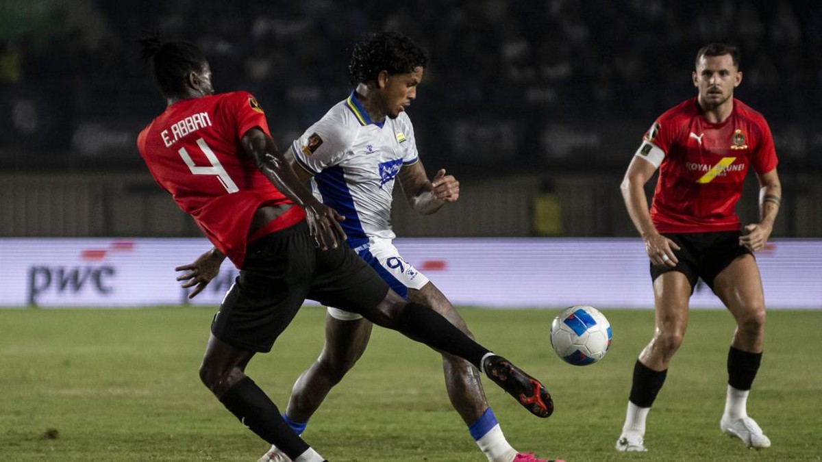 Pesepak bola Persib Bandung Ramon De Andrade Souza (kedua kiri) berebut bola dengan pesepak bola DPMM FC Ebenezer Abban (kiri) saat laga lanjutan Grup A Piala Presiden 2026 di Stadion Si Jalak Harupat, Kabupaten Bandung, Jawa Barat, Selasa (28/7/2026