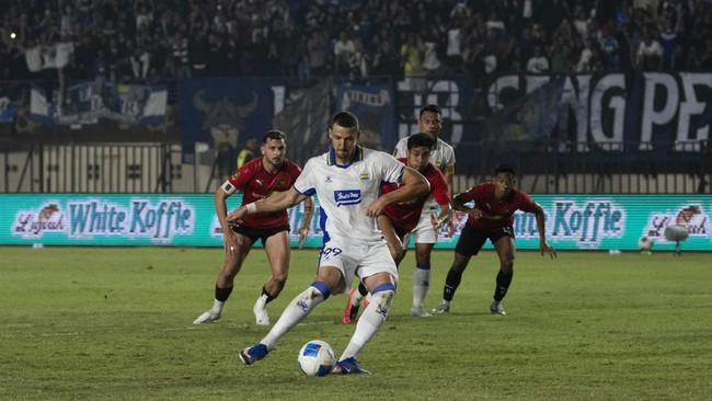 Pesepak bola Persib Bandung Balsa Sekulic melakukan tendangan penalti saat menghadapi DPMM FC pada laga lanjutan Grup A Piala Presiden 2026 di Stadion Si Jalak Harupat, Kabupaten Bandung, Jawa Barat, Selasa (28/7/2026). Persib Bandung mengalahkan DPM