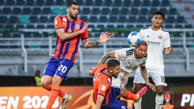 Pesepak bola Persija Jakarta Gustavo Almeida (kedua kanan) menyundul bola dengan penjagaan pesepak bola Port FC Matheus Guilherme (kedua kiri) dan Marcel Scalese (kiri) pada pertandingan Grup B Piala Presiden 2026 di Stadion Gelora Bung Tomo, Surabay
