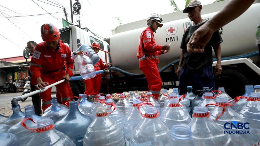 Petugas Palang Merah Indonesia (PMI) mendistribusikan air bersih kepada 78 kepala family di RW 08, Cipayung Jaya, Kota Depok, Jawa Barat, Rabu (29/7/2026). (CNBC Indonesia/Tri Susilo)