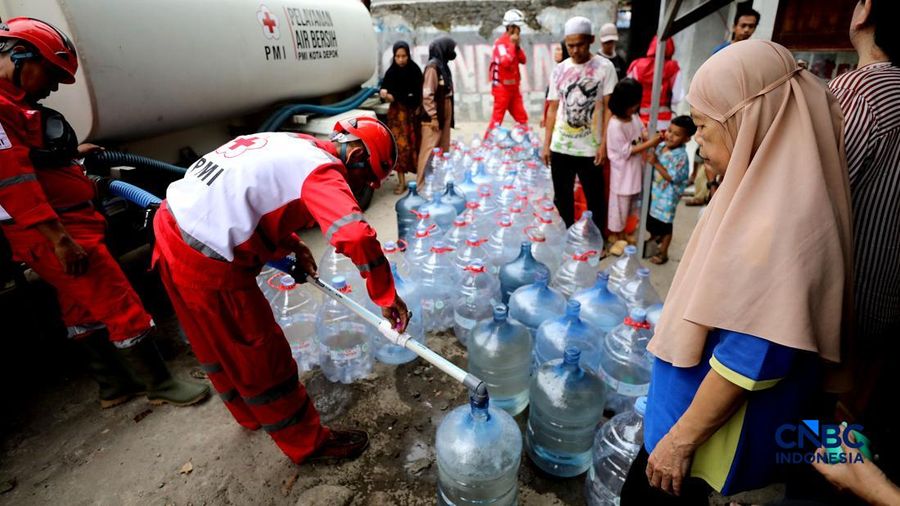 Petugas Palang Merah Indonesia (PMI) mendistribusikan air bersih kepada 78 kepala family di RW 08, Cipayung Jaya, Kota Depok, Jawa Barat, Rabu (29/7/2026). (CNBC Indonesia/Tri Susilo)