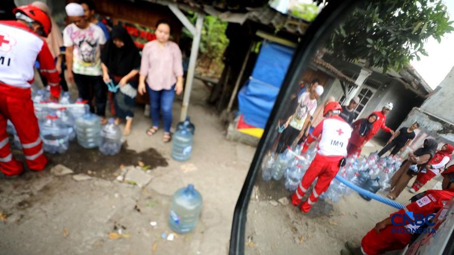 Petugas Palang Merah Indonesia (PMI) mendistribusikan air bersih kepada 78 kepala family di RW 08, Cipayung Jaya, Kota Depok, Jawa Barat, Rabu (29/7/2026). (CNBC Indonesia/Tri Susilo)