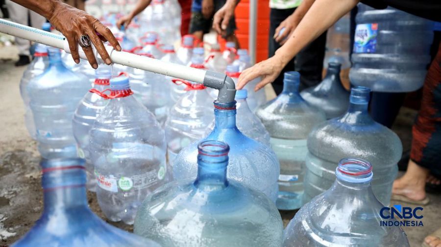 Petugas Palang Merah Indonesia (PMI) mendistribusikan air bersih kepada 78 kepala family di RW 08, Cipayung Jaya, Kota Depok, Jawa Barat, Rabu (29/7/2026). (CNBC Indonesia/Tri Susilo)