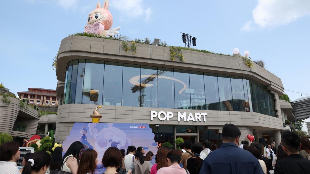 Guests wait to visit Pop Mart's first international bakery during their media day at Resorts World Sentosa in Singapore July 29, 2026. REUTERS/Edgar Su