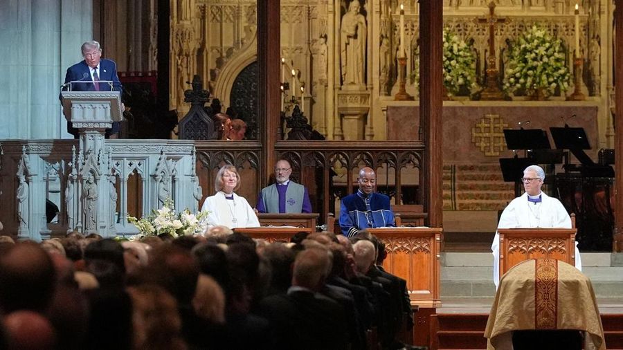 Presiden Donald Trump berbincang di upacara pemakaman Senator Lindsey Graham, R-S.C., di Katedral Nasional Washington, Selasa, 28 Juli 2026, di Washington.