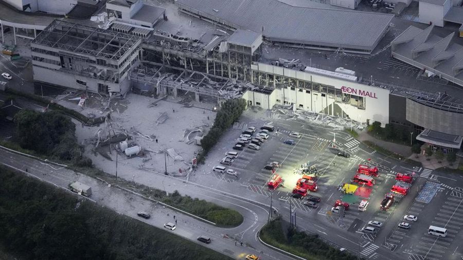 Sebuah pemandangan udara menunjukkan para petugas penyelamat melakukan operasi pencarian dan pengamanan di pusat perbelanjaan Aeon Mall nan rusak, di mana, menurut media lokal, terjadi ledakan setelah gempa bumi dengan magnitudo awal 7,1 melanda prefektur Kumamoto selatan Jepang, di Kota Kashima, Prefektur Kumamoto, Jepang, 28 Juli 2026.