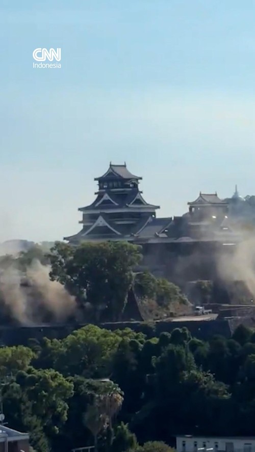 Gempa dengan magnitudo 7,1 melanda Jepang pada Selasa (28/7) dan mengguncang kastil ikonik Kumamoto.