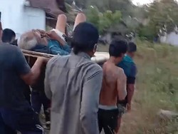 Lansia Cedera Diangkut Truk gegara Desa di Mojokerto Tak Punya Mobil Siaga