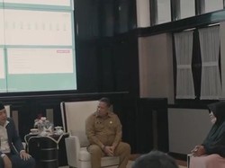 Umik Pelaku Pungli CFD Taman Bungkul Nangis Minta Maaf ke Walkot Eri