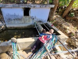 Penampakan Ratusan Selang Penyedot Air Mengular di Kalidadap Bantul