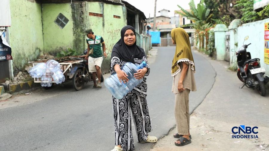Warga mengantre air bersih nan di distribusikan PMI Depok, di RW 08 Kelurahan Cipayung Jaya, Kecamatan Cipayung, Kota Depok, Rabu (29/7/2026). (CNBC Indonesia/Tri Susilo)