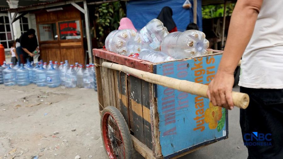 Warga mengantre air bersih nan di distribusikan PMI Depok, di RW 08 Kelurahan Cipayung Jaya, Kecamatan Cipayung, Kota Depok, Rabu (29/7/2026). (CNBC Indonesia/Tri Susilo)