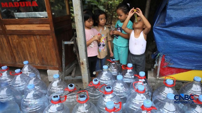 Depok Kekeringan, Warga Rela Antre Bawa Galon Demi Dapatkan Air