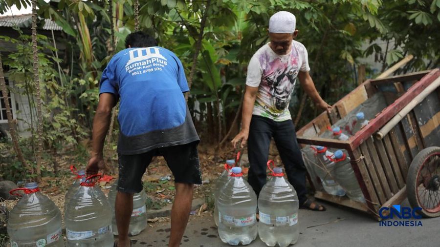 Warga mengantre air bersih nan di distribusikan PMI Depok, di RW 08 Kelurahan Cipayung Jaya, Kecamatan Cipayung, Kota Depok, Rabu (29/7/2026). (CNBC Indonesia/Tri Susilo)