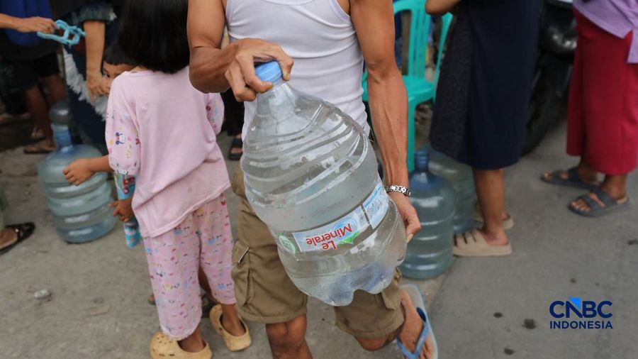 Warga mengantre air bersih nan di distribusikan PMI Depok, di RW 08 Kelurahan Cipayung Jaya, Kecamatan Cipayung, Kota Depok, Rabu (29/7/2026). (CNBC Indonesia/Tri Susilo)