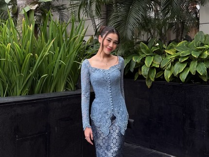 5 Inspirasi Model Kebaya Brokat ala Aaliyah Massaid, Elegan dan Simpel