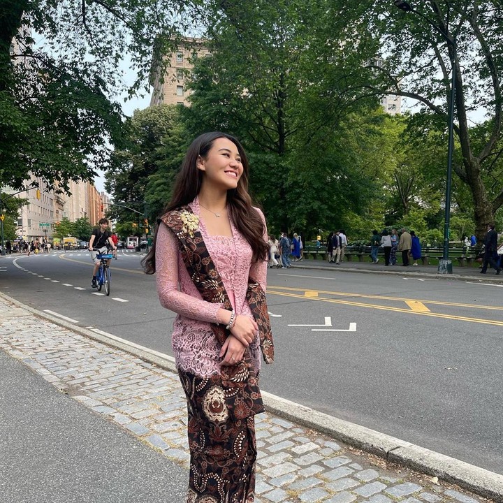 <p>Aaliyah Massaid tampil streetstyle dengan kebaya kutu baru dan tambahan selendang panjang menyampir di bahu. Gaya kebaya ini cocok dipakai saat wisuda tanpa tambahan sanggul bisa menambah kesan muda dan modern. (Foto: Instagram @aaliyah.massaid)</p>